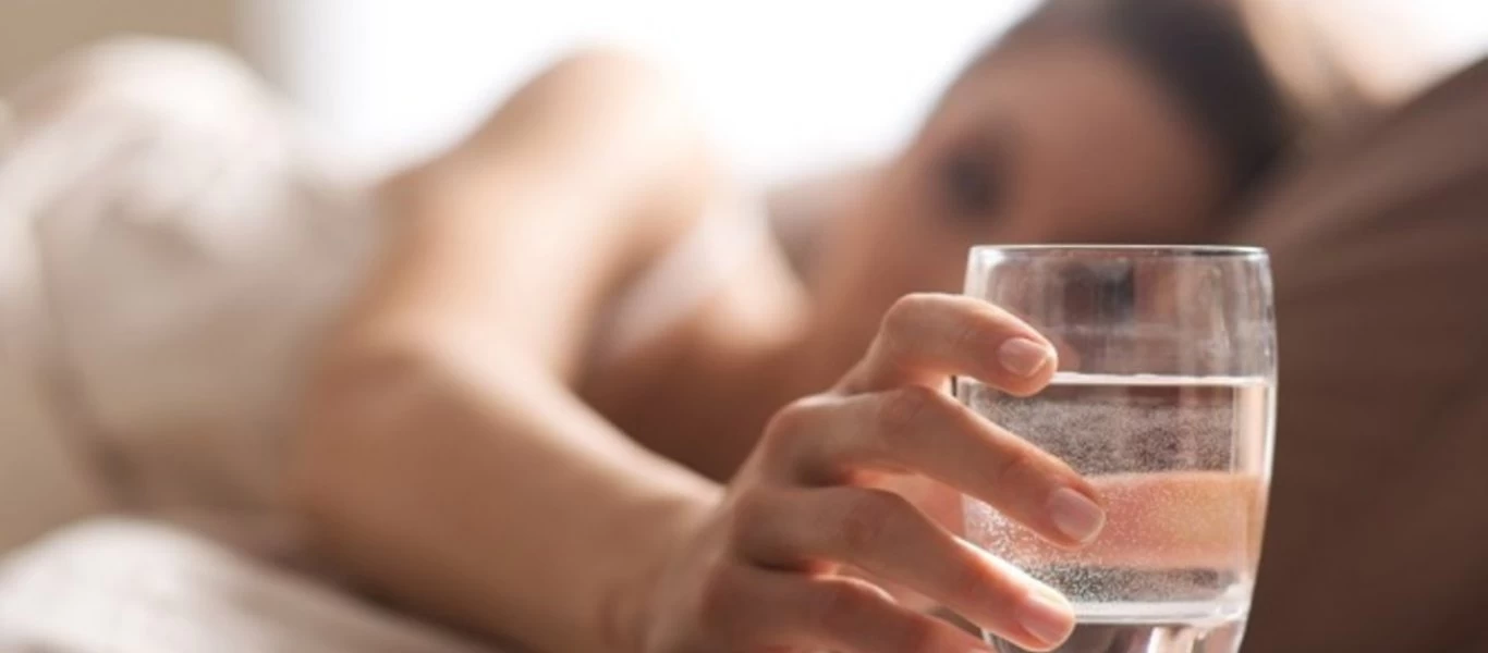 Γιατί δεν πρέπει να πίνετε νερό από το ποτήρι που έχετε δίπλα σας τη νύχτα;